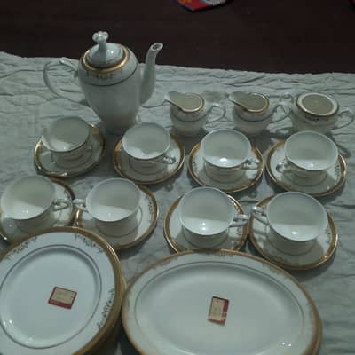 It's tea set with 8 plats 2 dishes etc