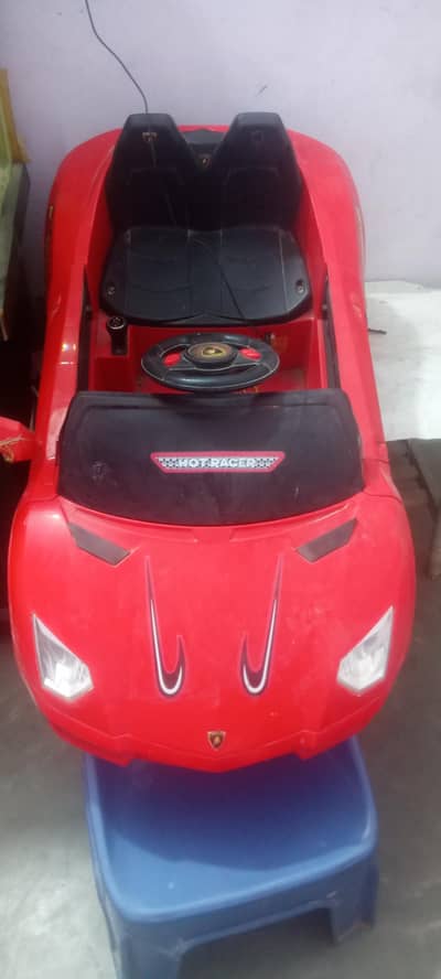 bacho ki car ha charging pe chalne wali