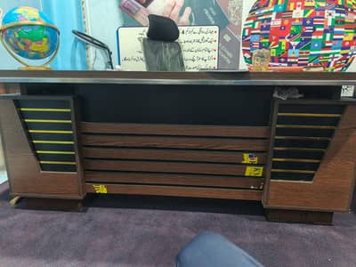 3*6 exective table like new 10/10 with side table