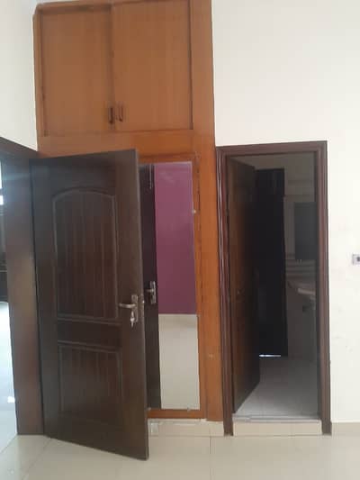 G11UPPER PORTION FOR RENT CONER HOUSE PRIME LOCATION