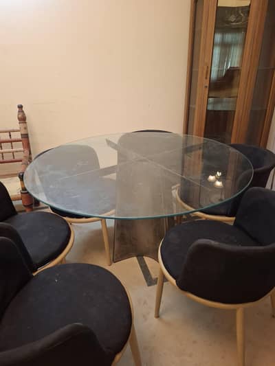 Dinning table for sale.