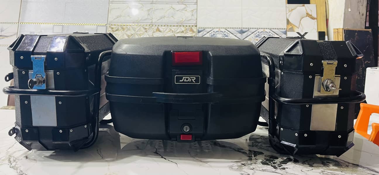 Tail box plus side boxes 0