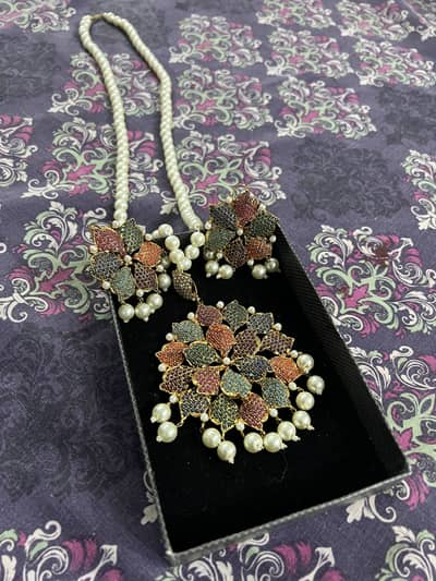 Necklace set with necklace and earrings and tika