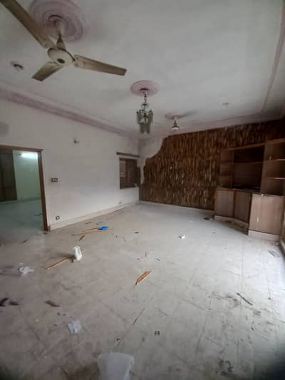 Asif block allama iqbal town 10 marla uper centre portion for rent in prime location