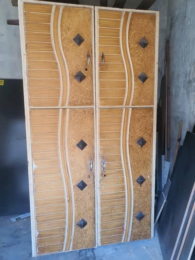 almari 4f. . 8f. do hisson ke andar hai leather leather ho jaati hai