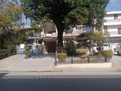 i-8 Beautiful upper poration with sapparte Gate For Rent.