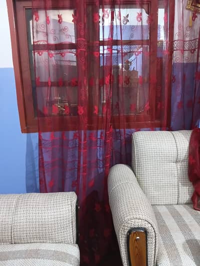 room mai suit nhi kr rhy hyn aj hi buy kiye hyn 4 curtain hyn