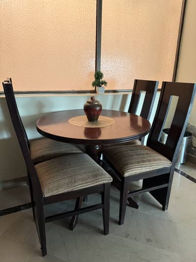 Round Dining table with 4 chairs