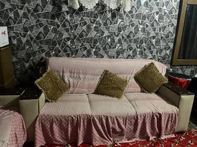 3 seater sofa 10/8 condition ha Acha Bana ha