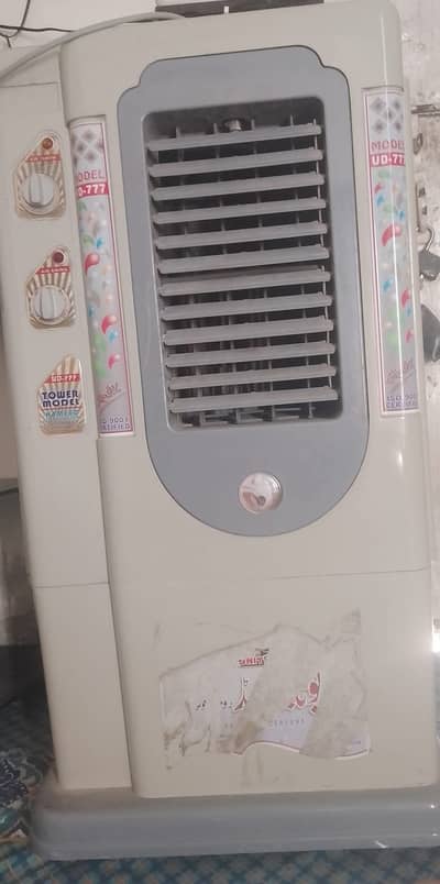 Room coolar United  4 yrs uesd  10,000 Conditions 90%