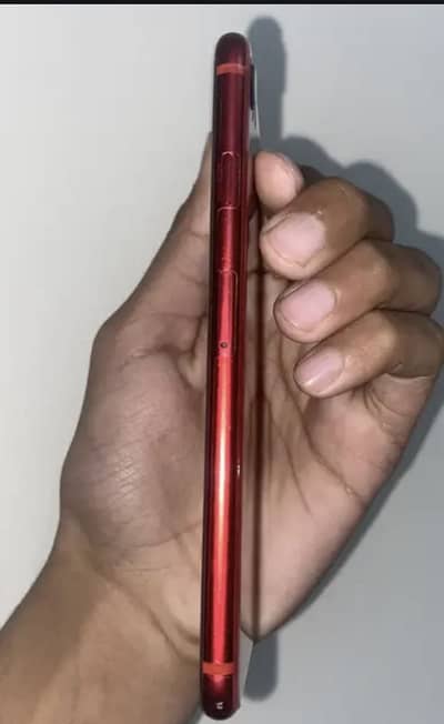 Iphone se 2020 totally original but little bit screenand body is crack