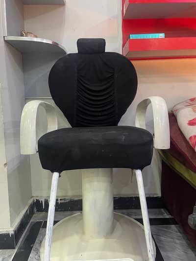 Salon chair black & white great condition