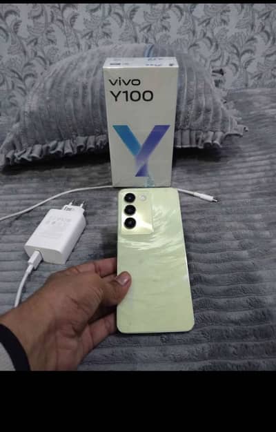 Vivo y 100 with box chrge 2 month werunty 10 by 10