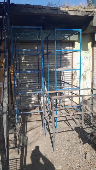 Racking for sale phatty ZRK ky hain sth 2 rack hain aik table