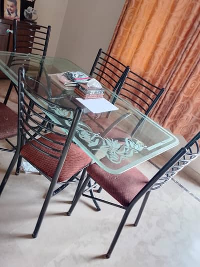 6 sitter dining table in good condition