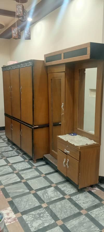 kapro wali almari owr dressing for sale