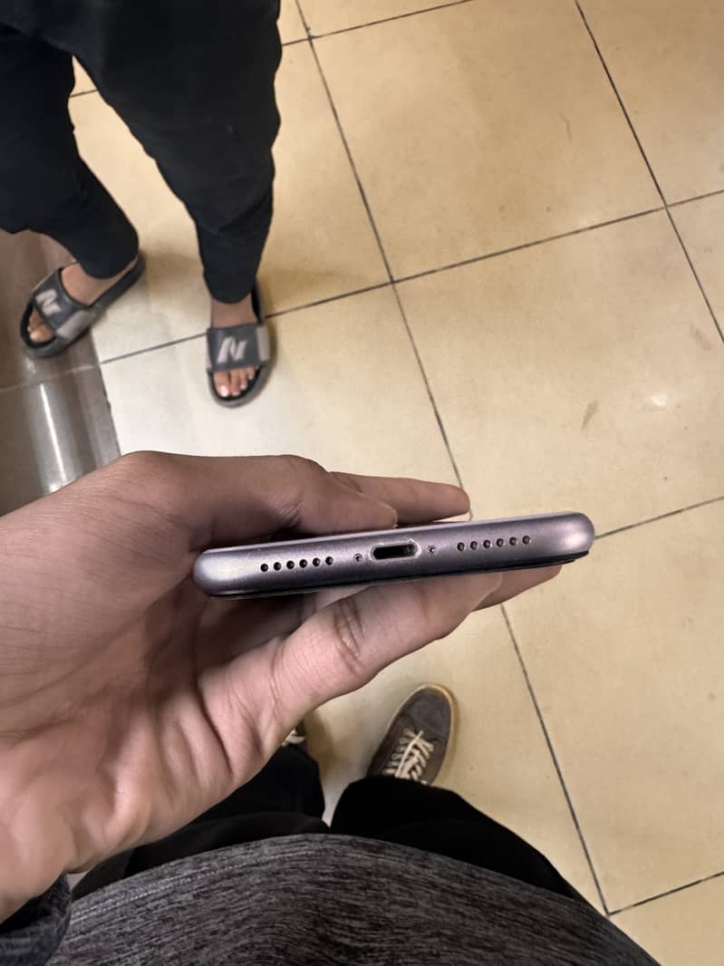 Apple iPhone 11 4