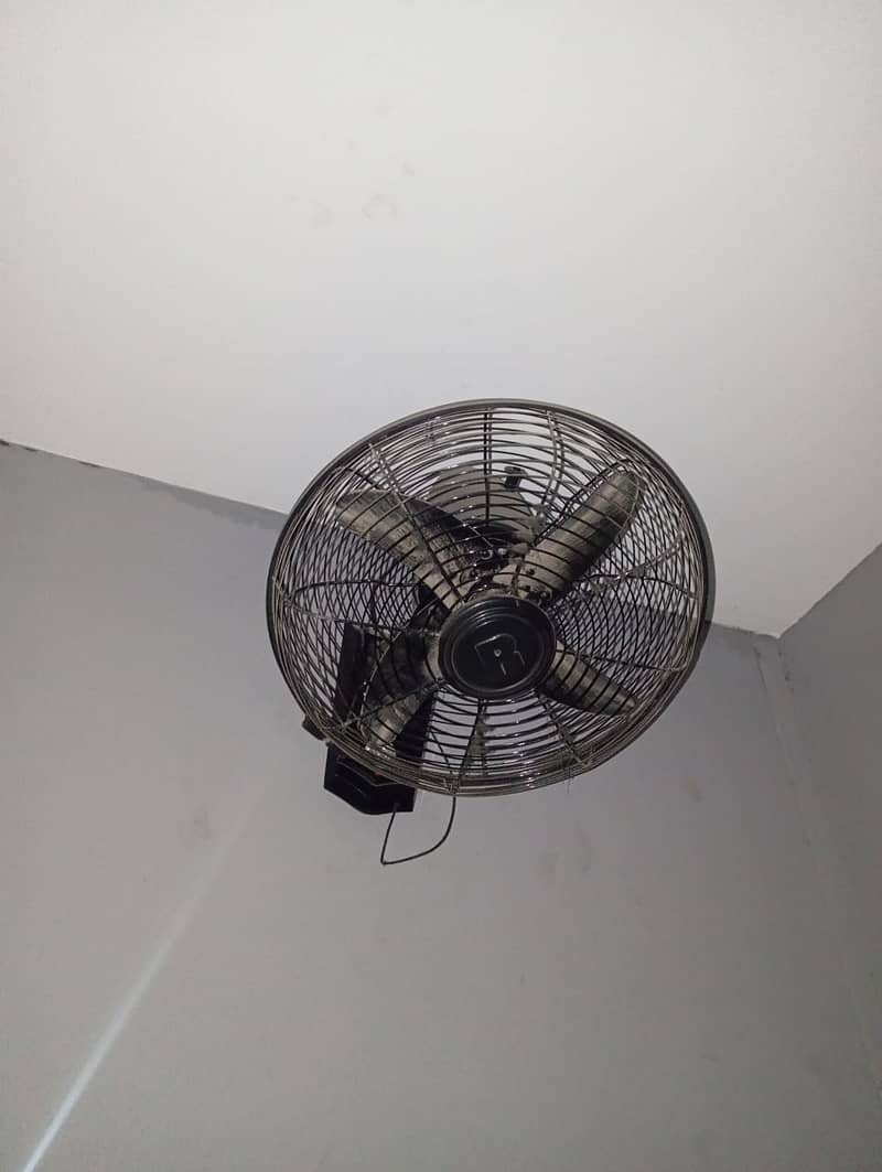 Medium Bracket Fan 0