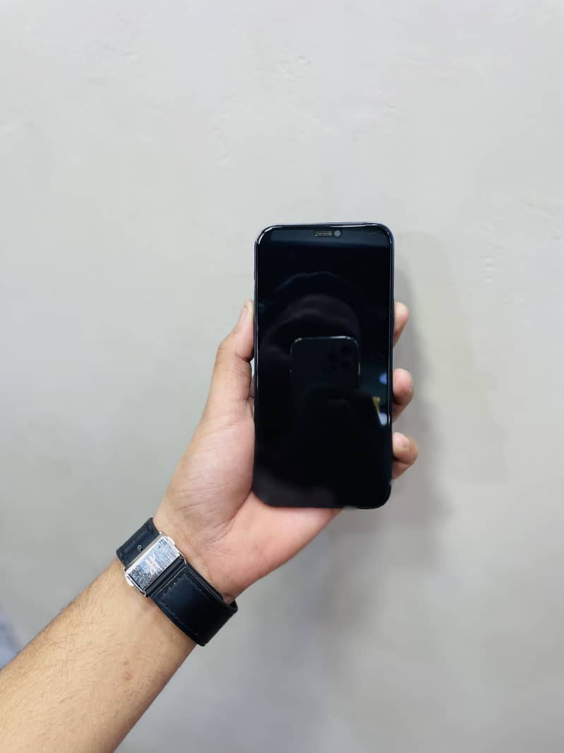 Iphone 12 (sim working) 3