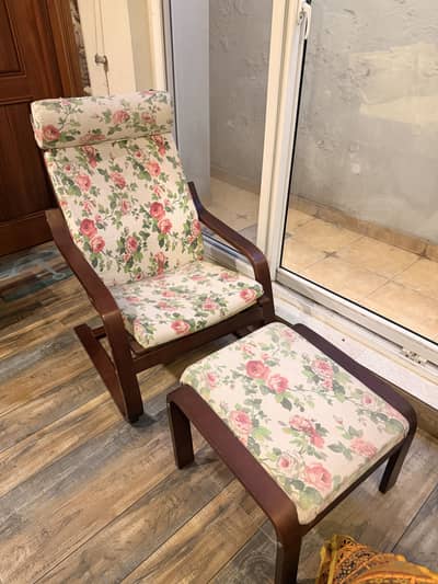 Relaxing arm chair with footrest