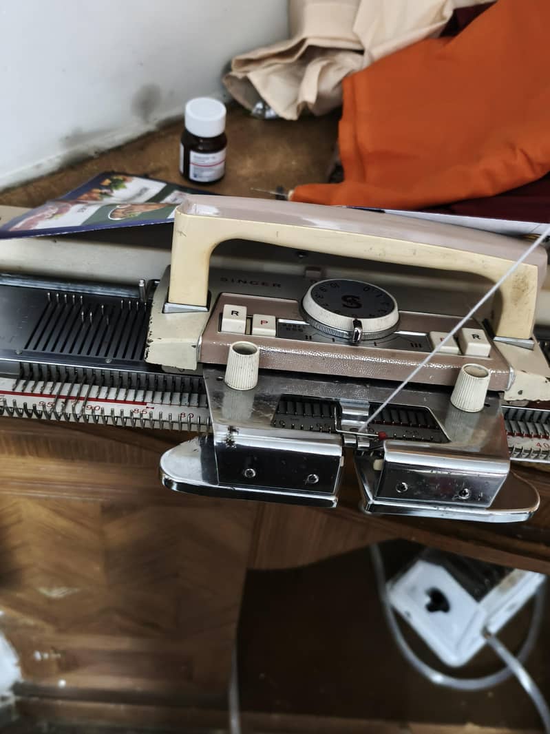Singer Knitting Machine 0