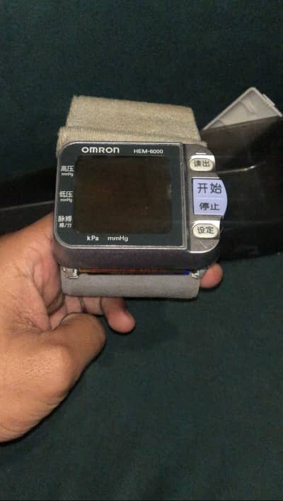 Omron hem 6000 wrist blood pressure monitor