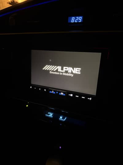 Alpine ILX-507 car stereo multimedia screen