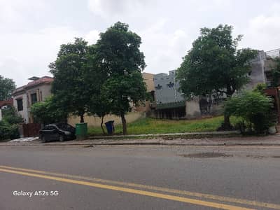 10 Marla Plot For Sale In Bahria Town Lahore