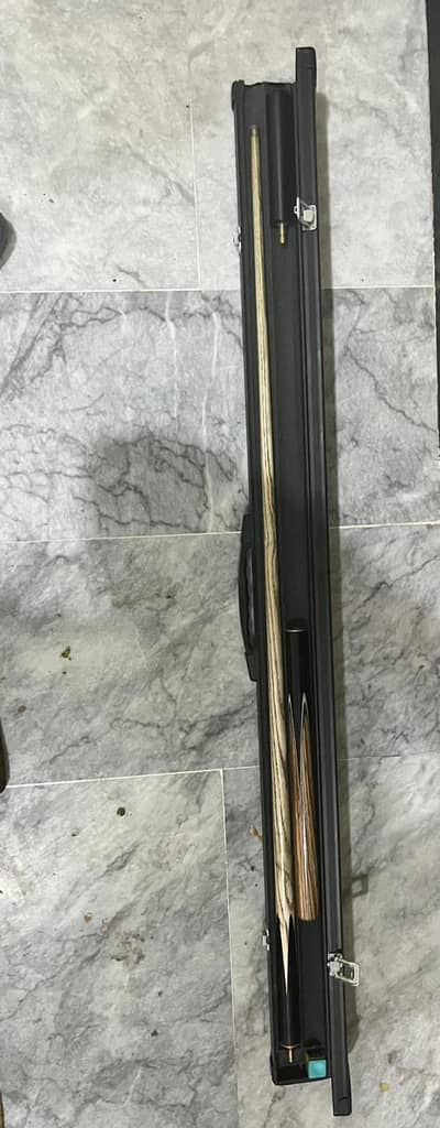 LP BLACK KNIGHT CUE WITH BOX