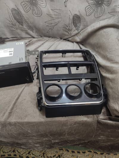 Yaris Multimedia unit with original frame very neat and lush Condition