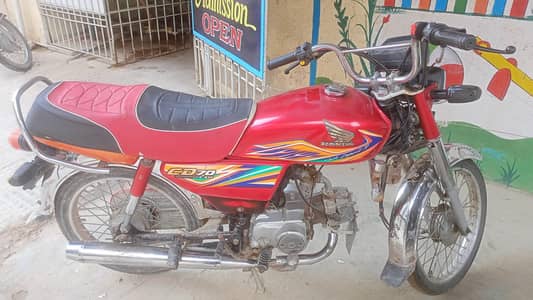 cd 70 2020 model in red color with white mudgaurds