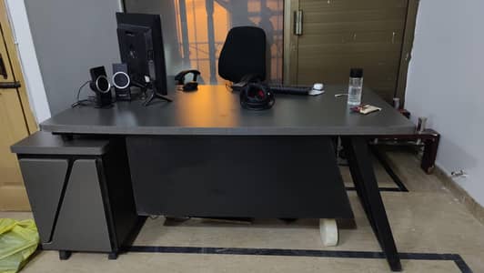 Boss table for sale new condition 10/10