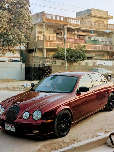 Jaguar s,tyle V8 sports car