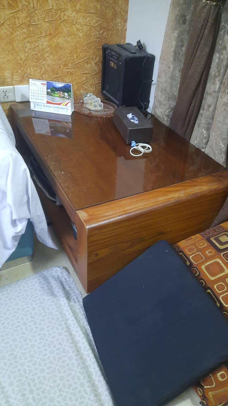table good condition 1