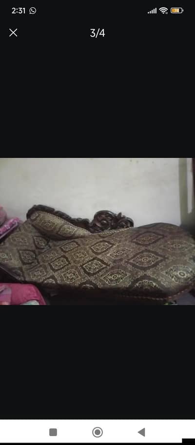 “Achi Condition Ka Use Hua Sofa – Strong Wood & Comfortable”