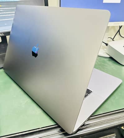 Macbook Pro 2019 | 16 inches | 32/512 GB | Condition 10/10