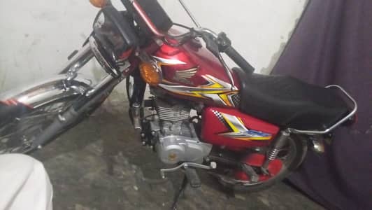 Honda 125 parches last 2024 condition good