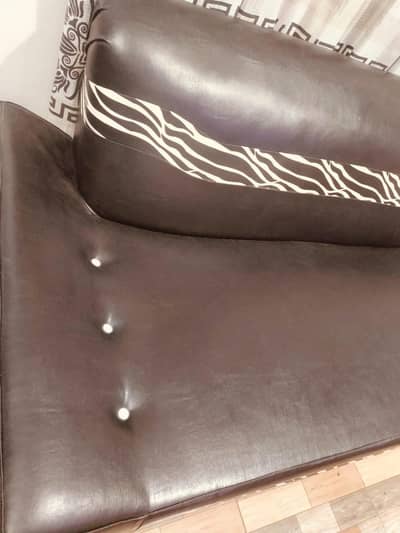 selling urgent - 7 seater Sofa set with Table