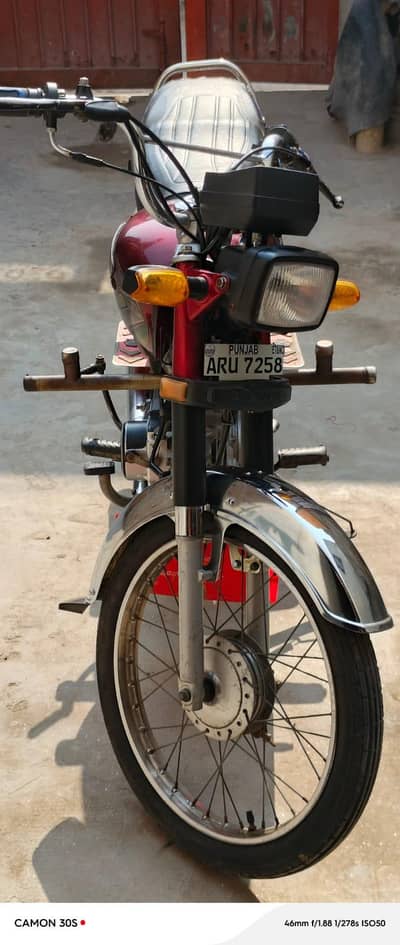 2023Model 70cc bike documents clear faisalabad k nbr hy urgent sale