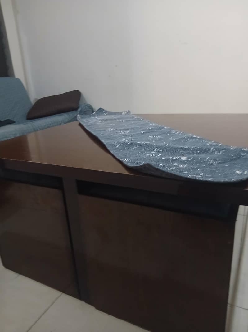 centre table with 4 stools 0