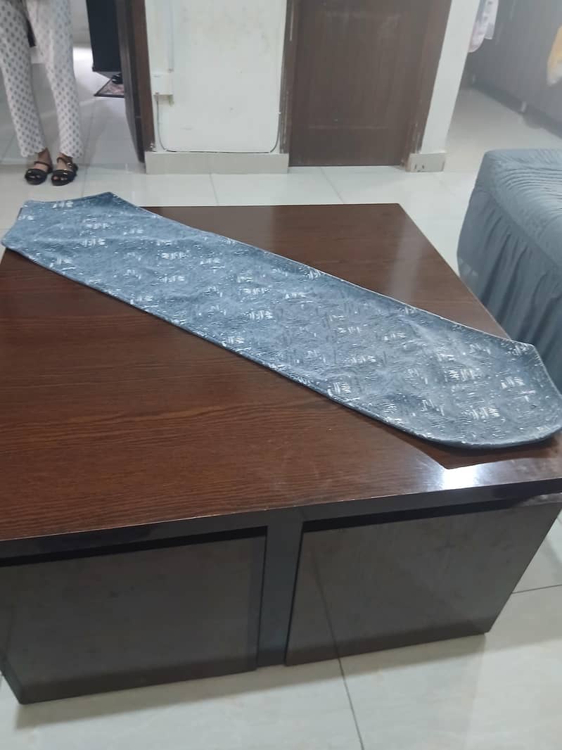 centre table with 4 stools 2