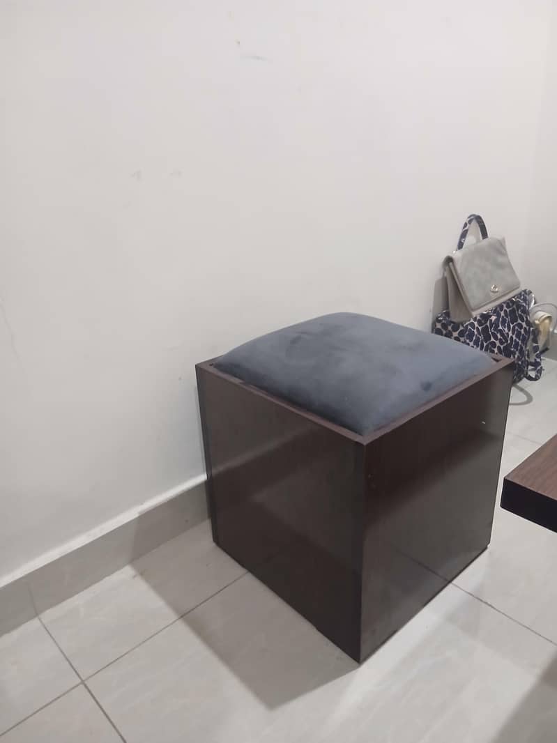 centre table with 4 stools 3