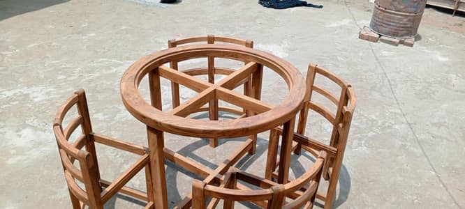 Space saving round dinning table