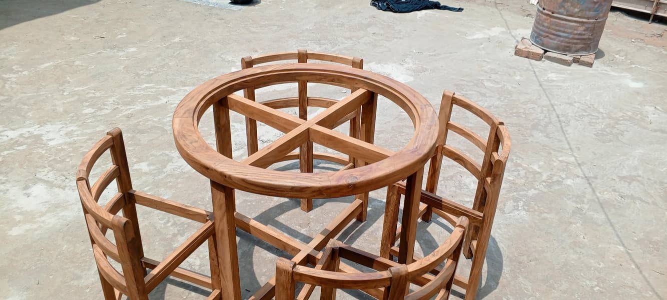 Space saving round dinning table 0