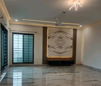 10 Marla 3 Bedrooms Luxury Flat For Rent.