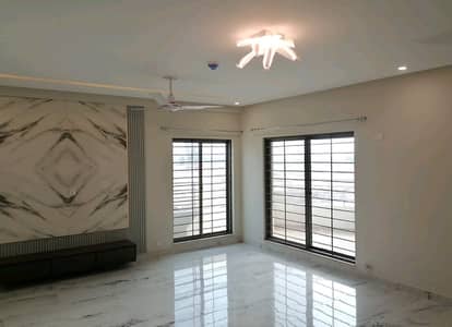 Flat For Grabs In 10 Marla Lahore