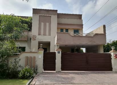 10 Marla 4 Bedrooms Good Location House For Sale.