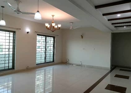 10 Marla 3 Bedrooms Flat For Rent.