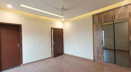 10 Marla 3 Bedrooms Luxuary Flat For Rent.