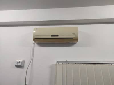 Selling OLD Ac in good working condition.